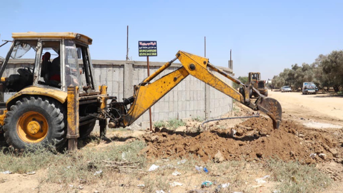 أعمال توصيل خطو مياه للمواطنين