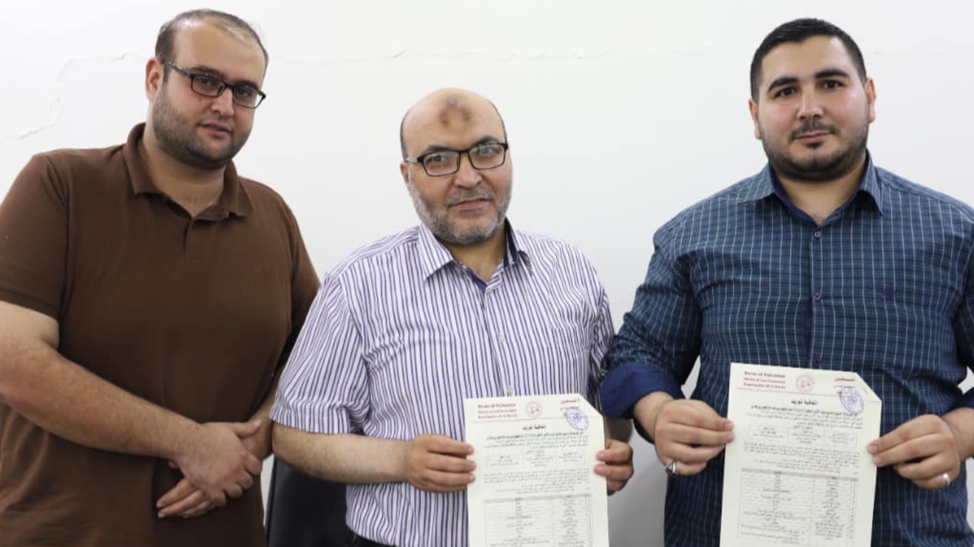 توقيع عقد لتوريد سيارة نفايات لصالح بلدية البريج