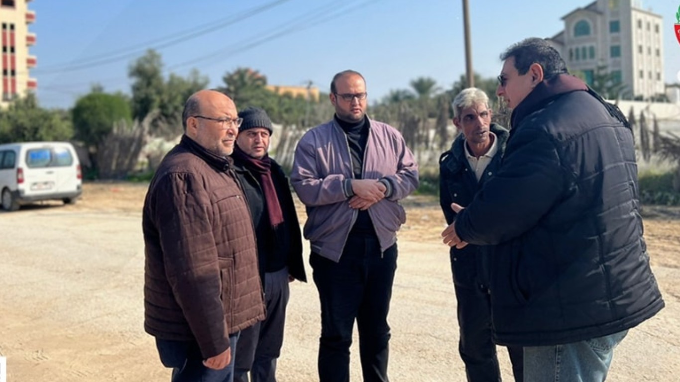 رئيس البلدية  خلال تفقده  لأعمال صناع الجمال