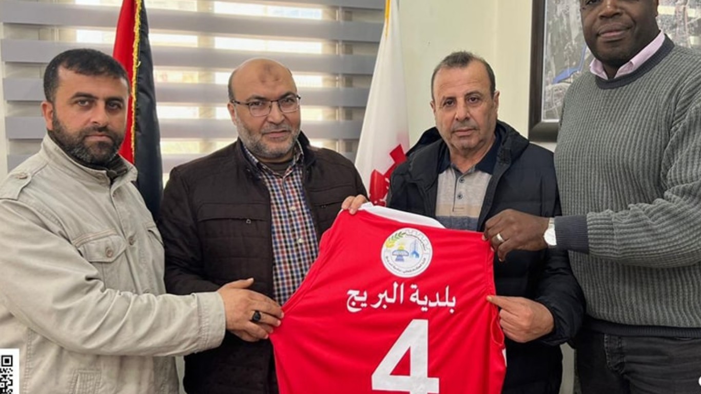خلال تسليمه للزي الرياضي كدعم من بلدية البريج للرياضة