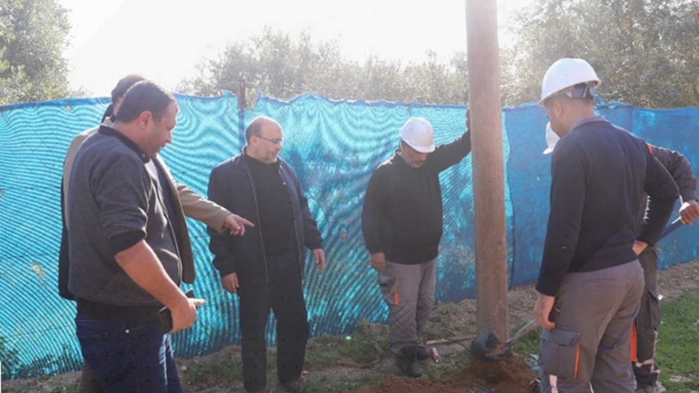 أعمال نقل أعمدة الكهرباء.