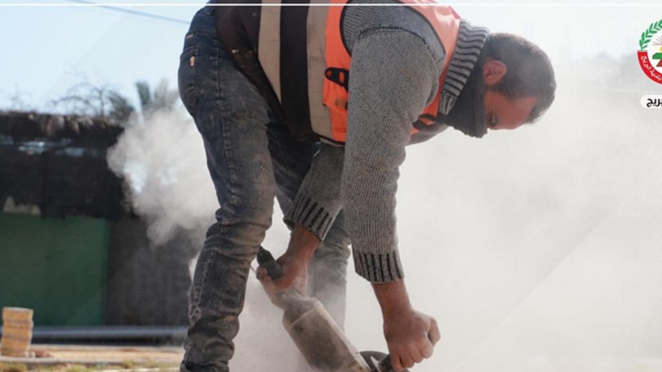 أعمال تبليط جزء من جزيرة شارع السكة (بلاط البستنة)