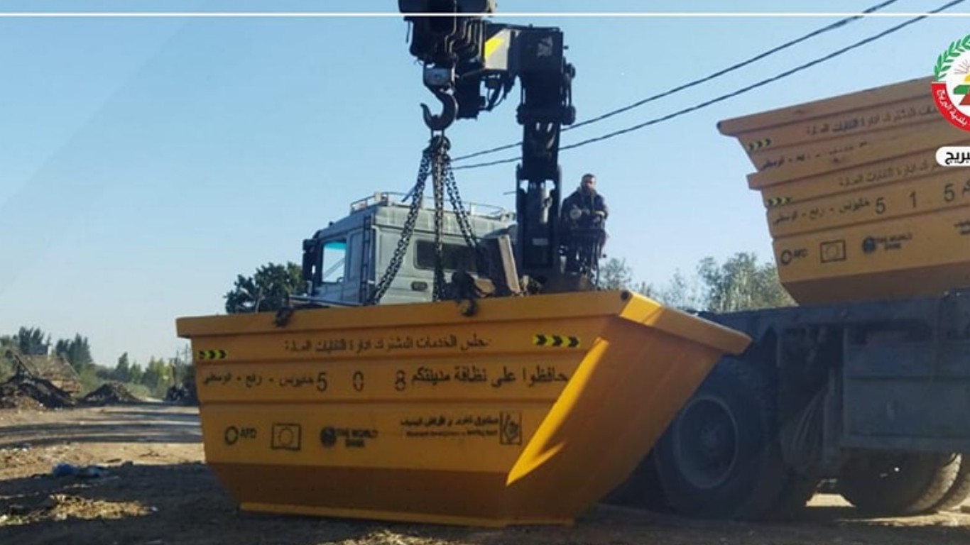 توزيع حاويات جديدة للنفايات في منطقة وادي غزة