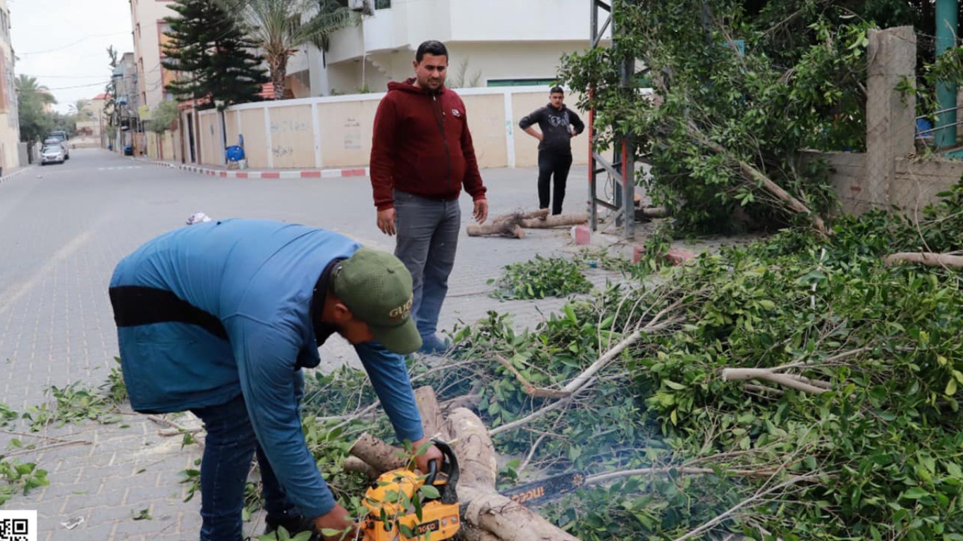 الصحة والبيئة في بلدية البريج وبالتعاون مع شركة الكهرباء بالمحافظة الوسطى