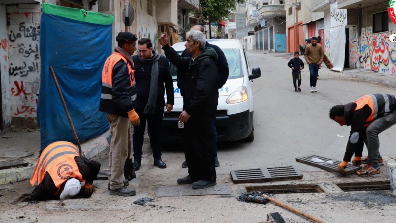 متابعة مصافي مياه الأمطار ومناهل الصرف الصحي