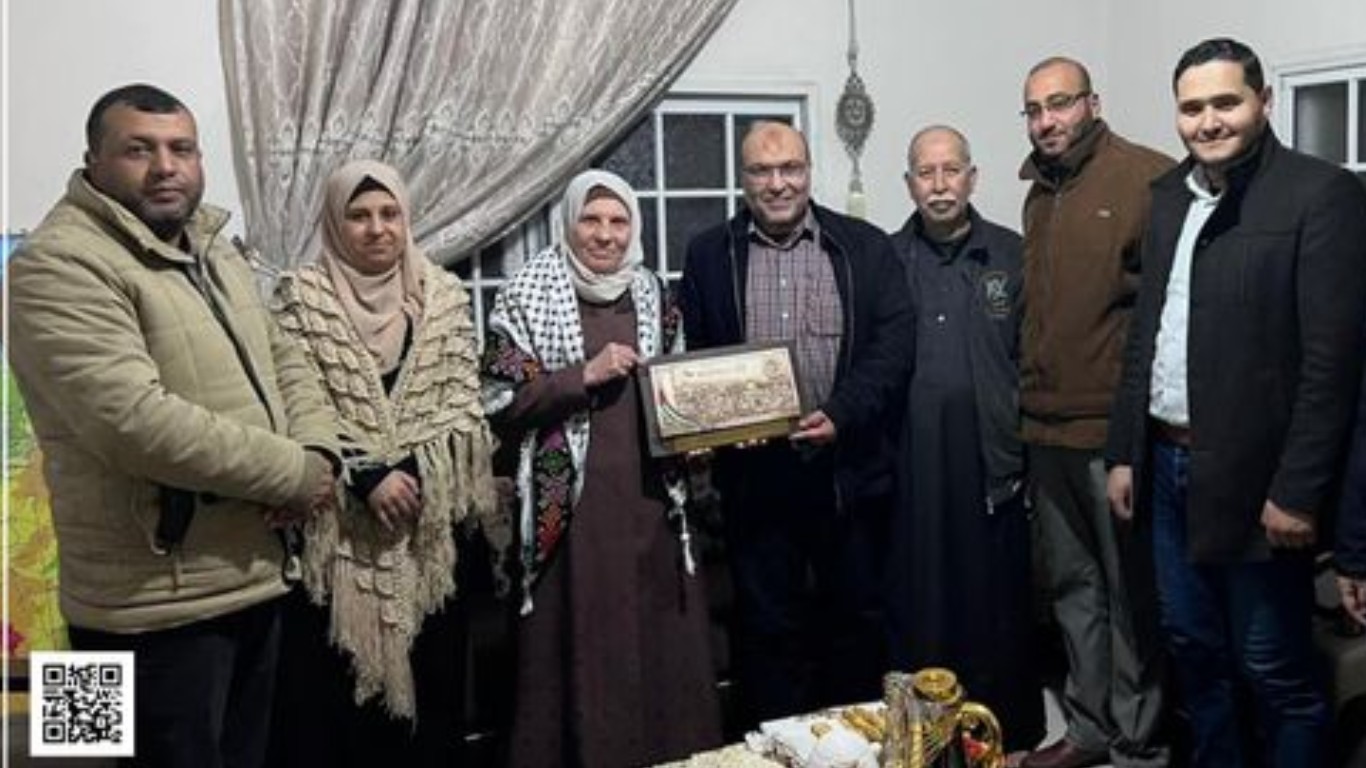 جانب من زيارة رئيس بلدية البريج م. أيمن الدويك وأعضاء المجلس البلدي الى الكاتبة الأستاذة: فائقة الصوص