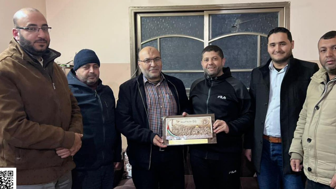 جانب من زيارة رئيس بلدية البريج م. أيمن الدويك وأعضاء المجلس البلدي الى أ. خليل شاهين.