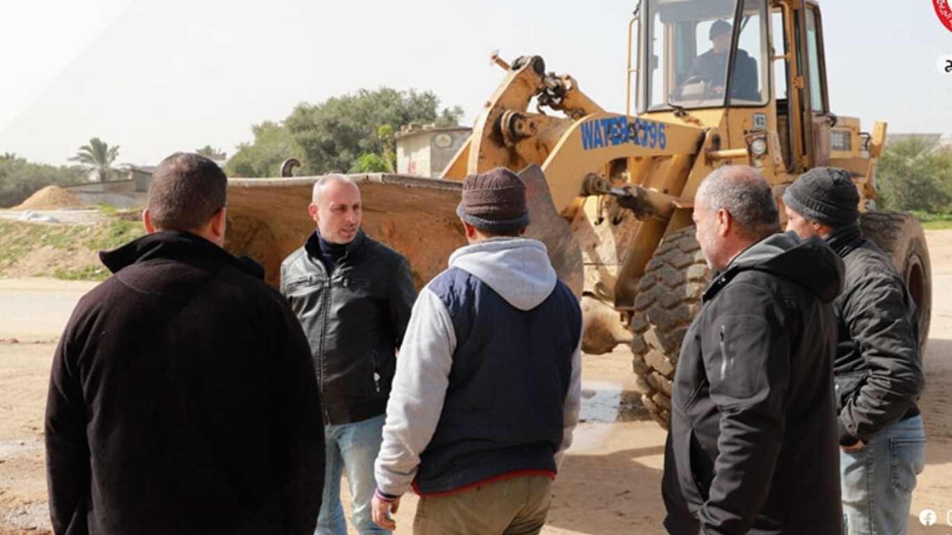 قسم المواصفات والمشاريع في بلدية البريج يُجري أعمال صيانة لمفترق سعود شرق البريج