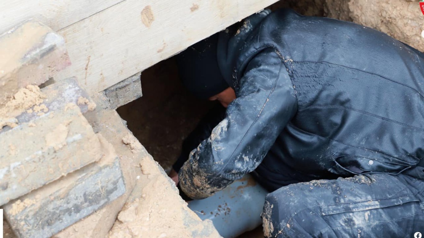 أعمال صيانة خط مياه بقطر 4 إنش على شارع صلاح الدين