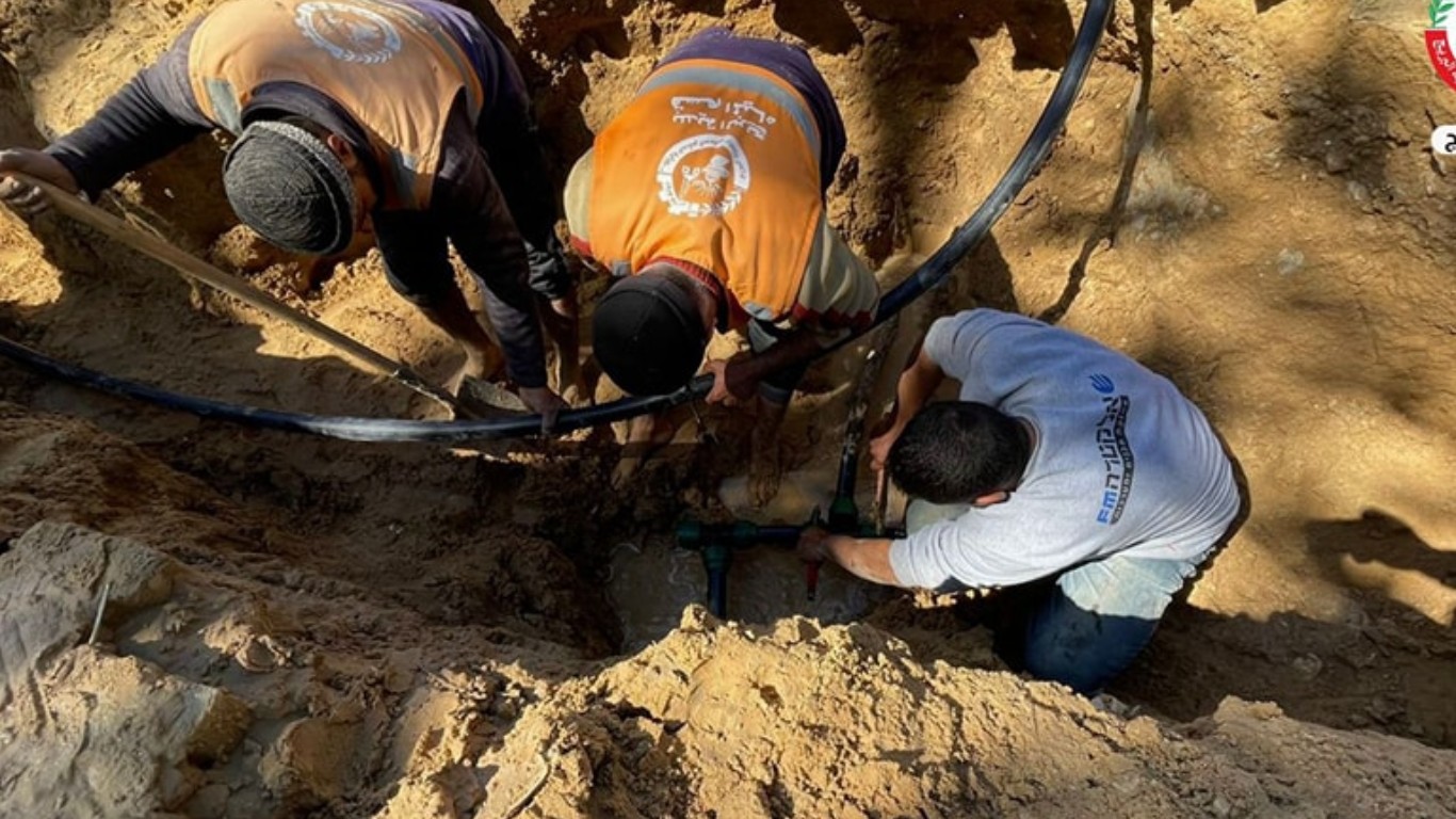 أعمال صيانة خط مياه رئيسي بقطر 2 إنش، في منطقة بلوك 9 بالبريج