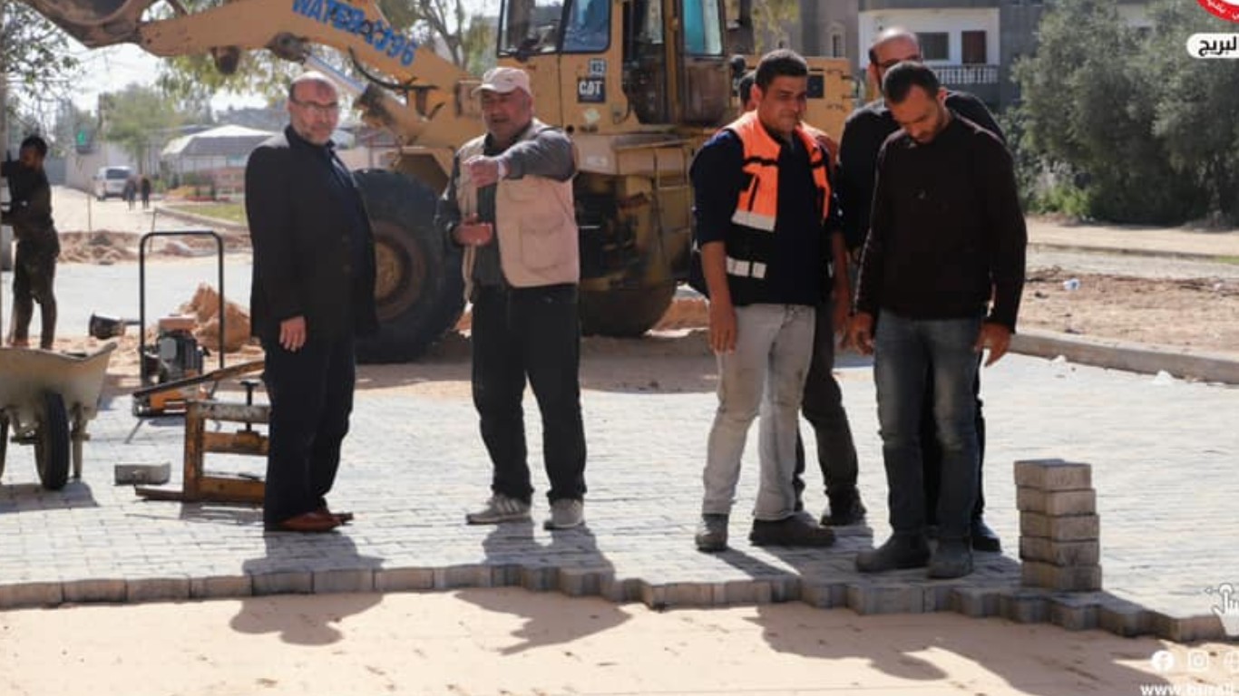 أعمال المرحلة الثانية من التبليط في شارع السكة