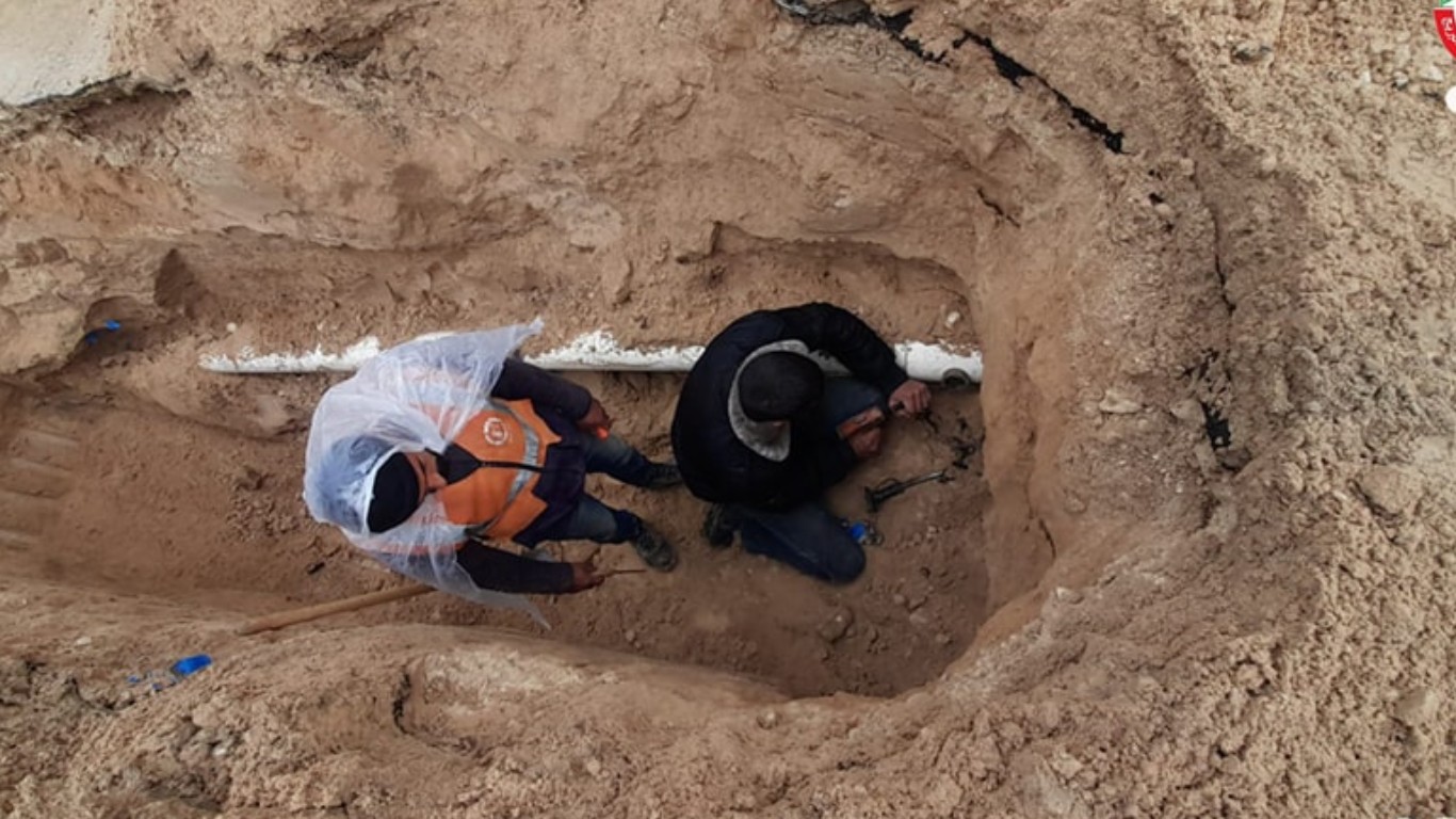 قسم المياه في بلدية البريج خلال أعمال صيانة خط مياه