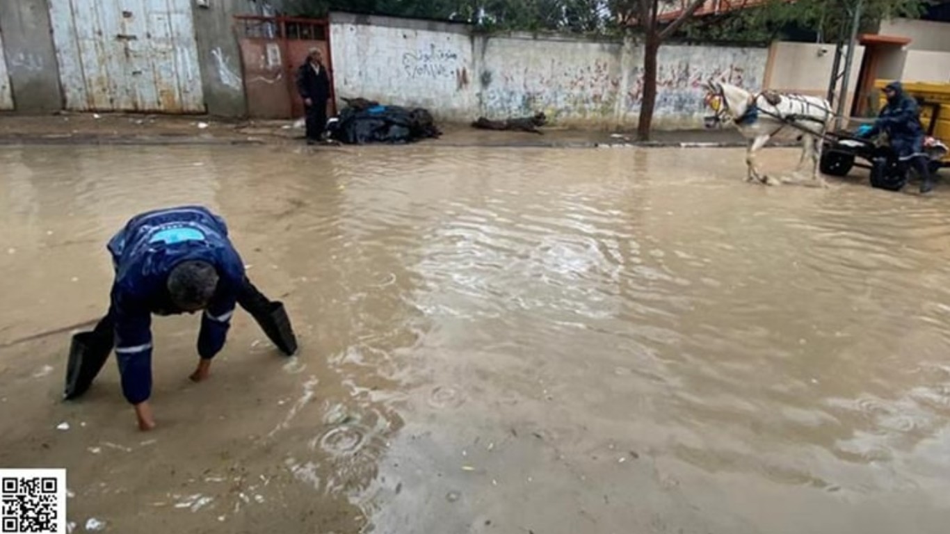جانب من جهود طواقم الطوارئ في بلدية البريج خلال المنخفض