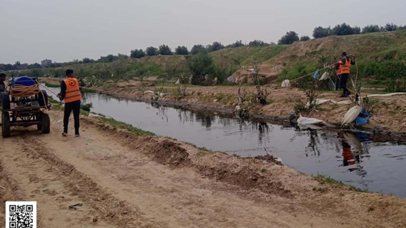 قسم الصحة والبيئة في بلدية البريج خلال اعمال رش البرك بالمنطقة الغربية