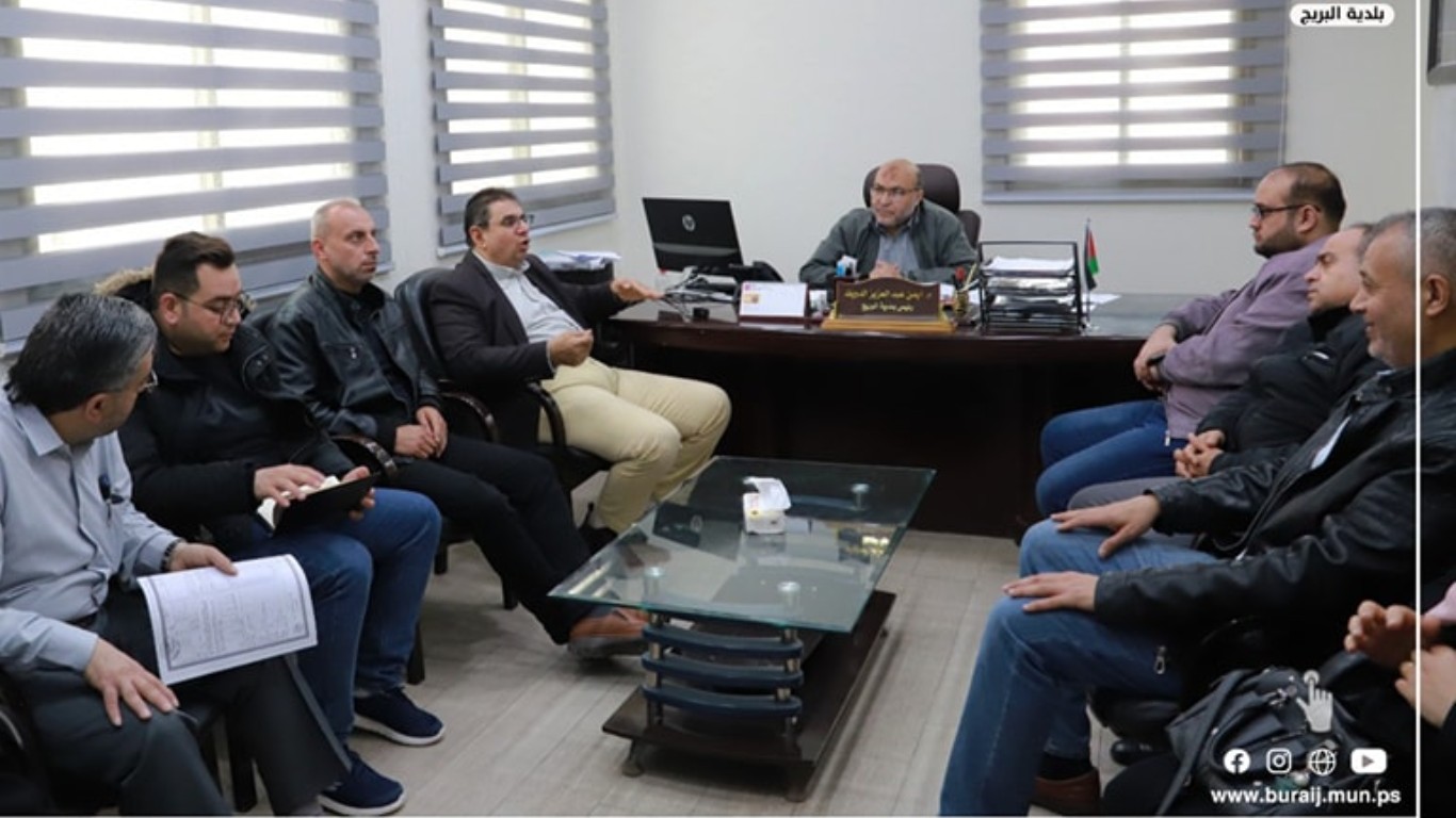 بلدية البريج تعقد لقاءاً لعرض البرامج والمشاريع التنموية