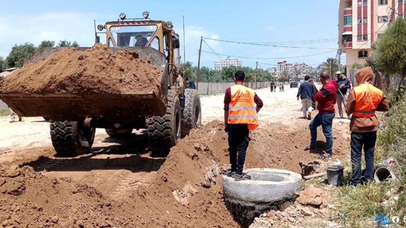 بلدية البريج تبدأ بتنفيذ مشروع إنشاء خط صرف صحي في شارع السلطان جنوب البريج