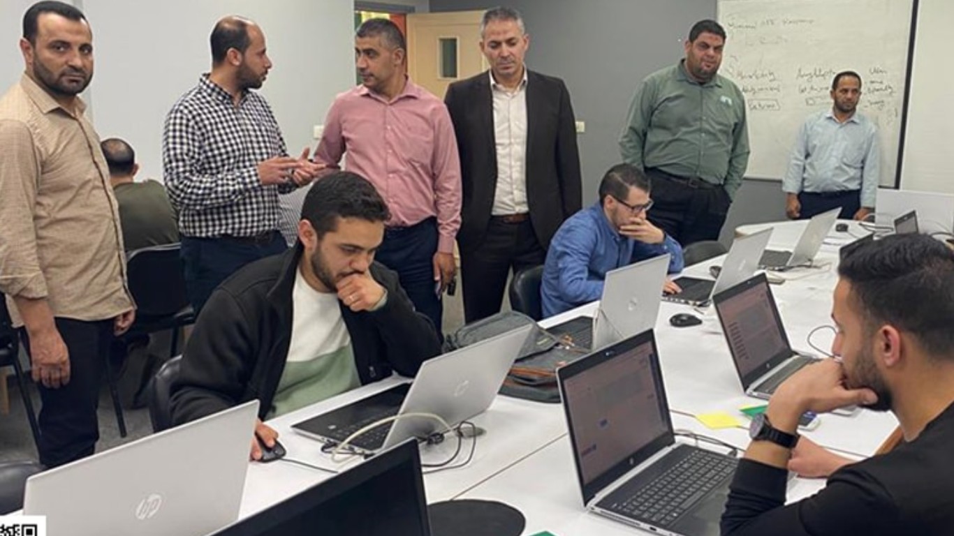 أعضاء مجلس بلدية البريج خلال تفقد سير الامتحان المحوسب لوظيفة محاسب