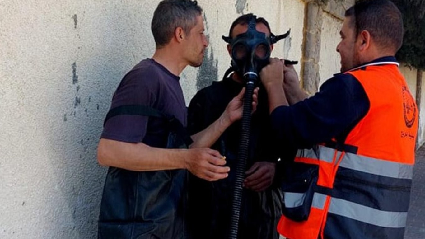 طواقم الصيانة في بلدية البريج تجري أعمال صيانة وتأهيل لمناهل الصرف الصحي