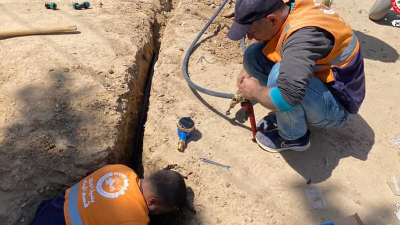 فريق الصيانة في بلدية البريج خلال صيانة خطوط مياه وتركيب خطوط منزلية "اشتراكات مواطنين"