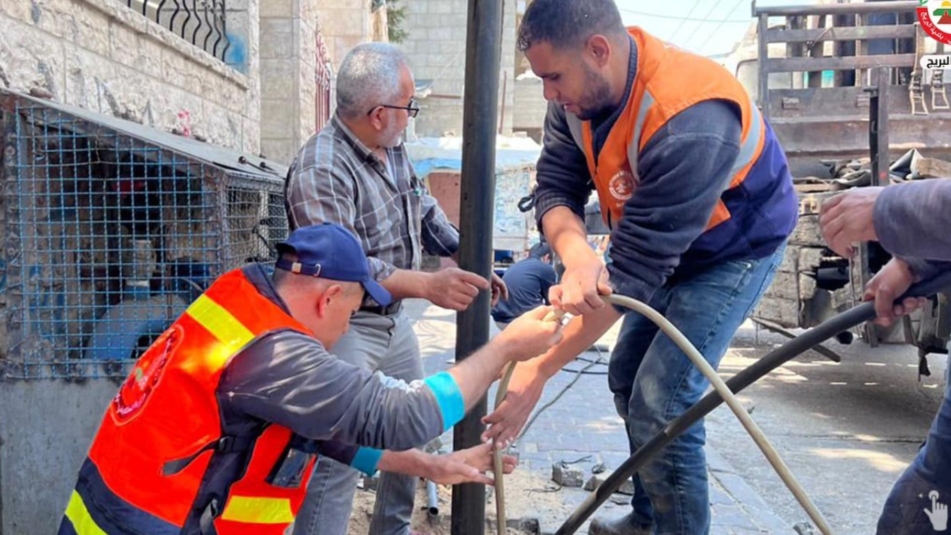 فريق لجنة الطوارئ في بلدية البريج خلال فحص ومتابعة عمل آبار المياه الاحتياطية للخزانات الرئيسية