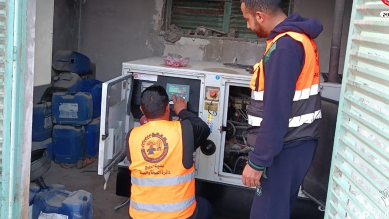 لجنة طوارئ بلدية البريج خلال أعمال متابعة مضخات الصرف الصحي