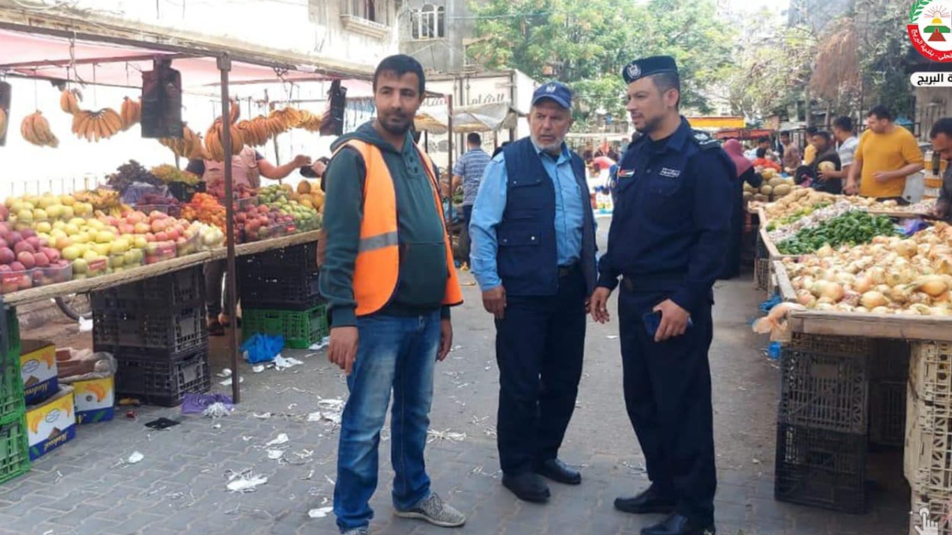 ضمن خطة الطوارئ؛ بلدية البريج وبالتعاون مع شرطة البلديات خلال أعمال توسعة المداخل العامة والمفترقات