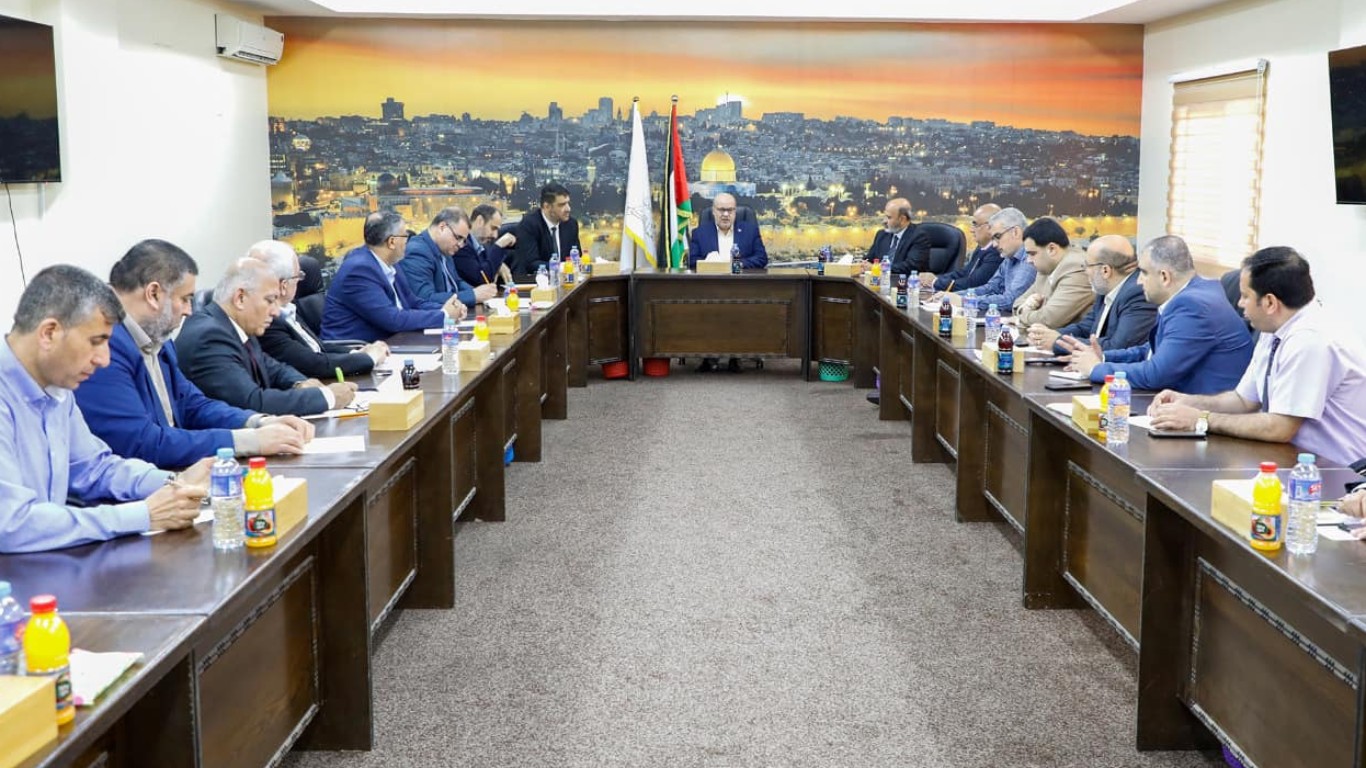 عرض تقارير المحافظات والوزارات المختلفة ذات العلاقة بإدارة ملف الطوارئ وتم مناقشة مختلف القضايا المتعلقة بالعدوان الأخير