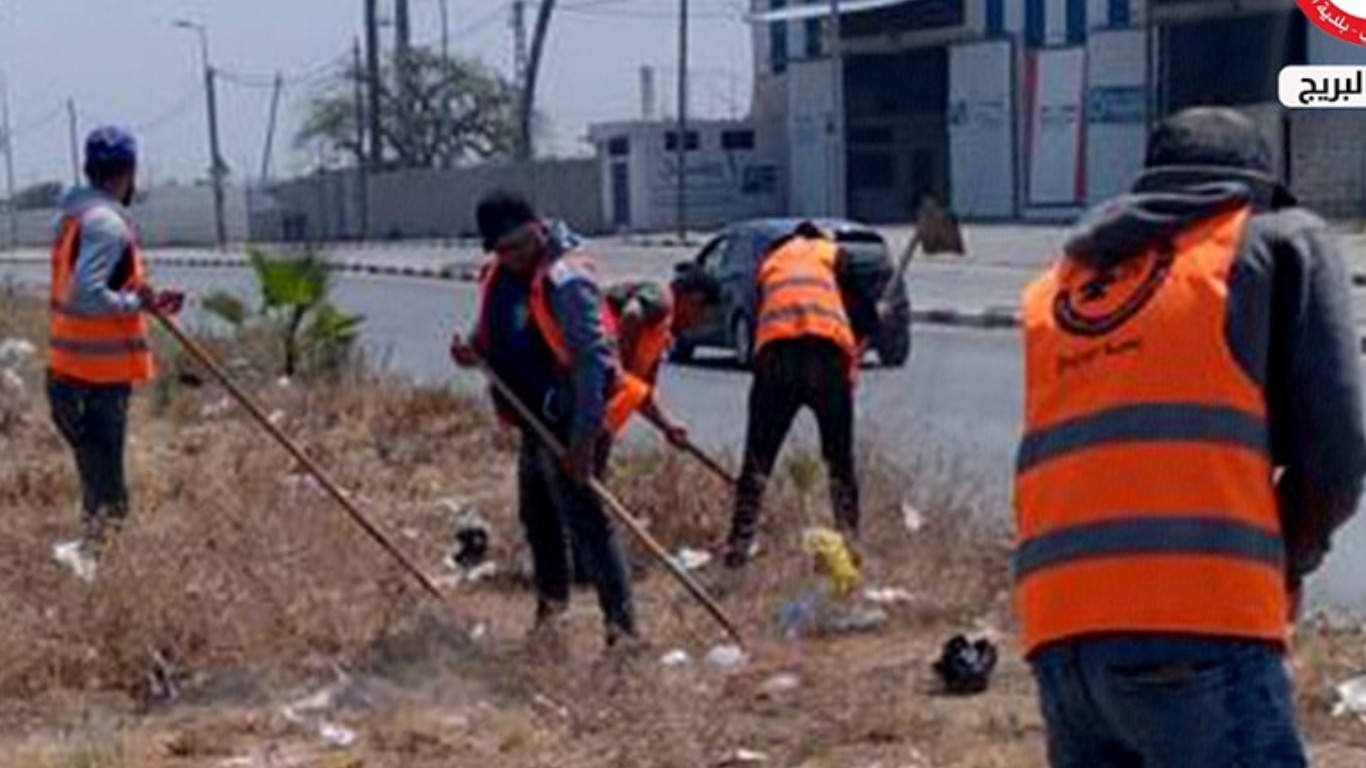 قسم الصحة والبيئة في بلدية البريج خلال أعمال إزالة الأعشاب الضارة في جزيرة صلاح الدين، للمحافظة على المظهر الحضاري لمدخل البريج