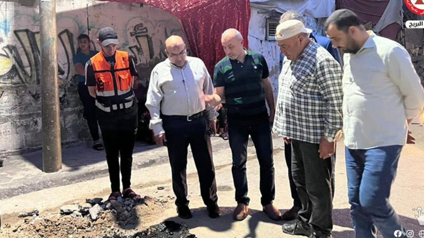 جانب من تفقد رئيس البلدية م. أيمن الدويك لأعمال قسم المواصفات والمشاريع وذلك من خلال صيانة الحفر والأماكن المهترئة بمادة الخليط الأسفلتي في مناطق مختلفة بالبريج،