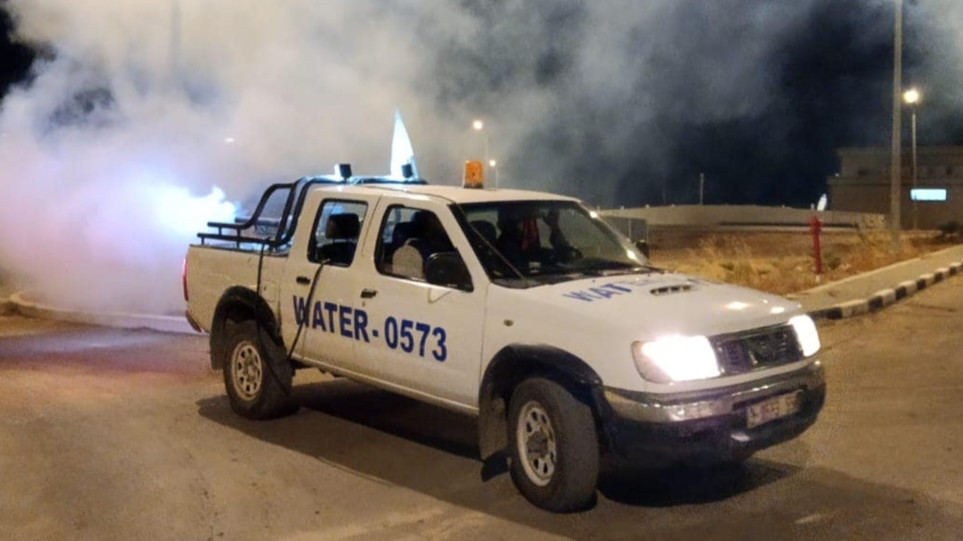 جانب من أعمال قسم الصحة والبيئة في بلدية البريج بمكافحة البعوض بواسطة جهاز الضباب في وادي غزة