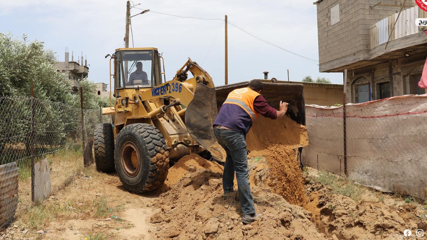 قسم المياه في بلدية البريج خلال توصيل خط مياه قُطر 50 ملم، بطول 200 متر، في منطقة بلوك 12 في البريج