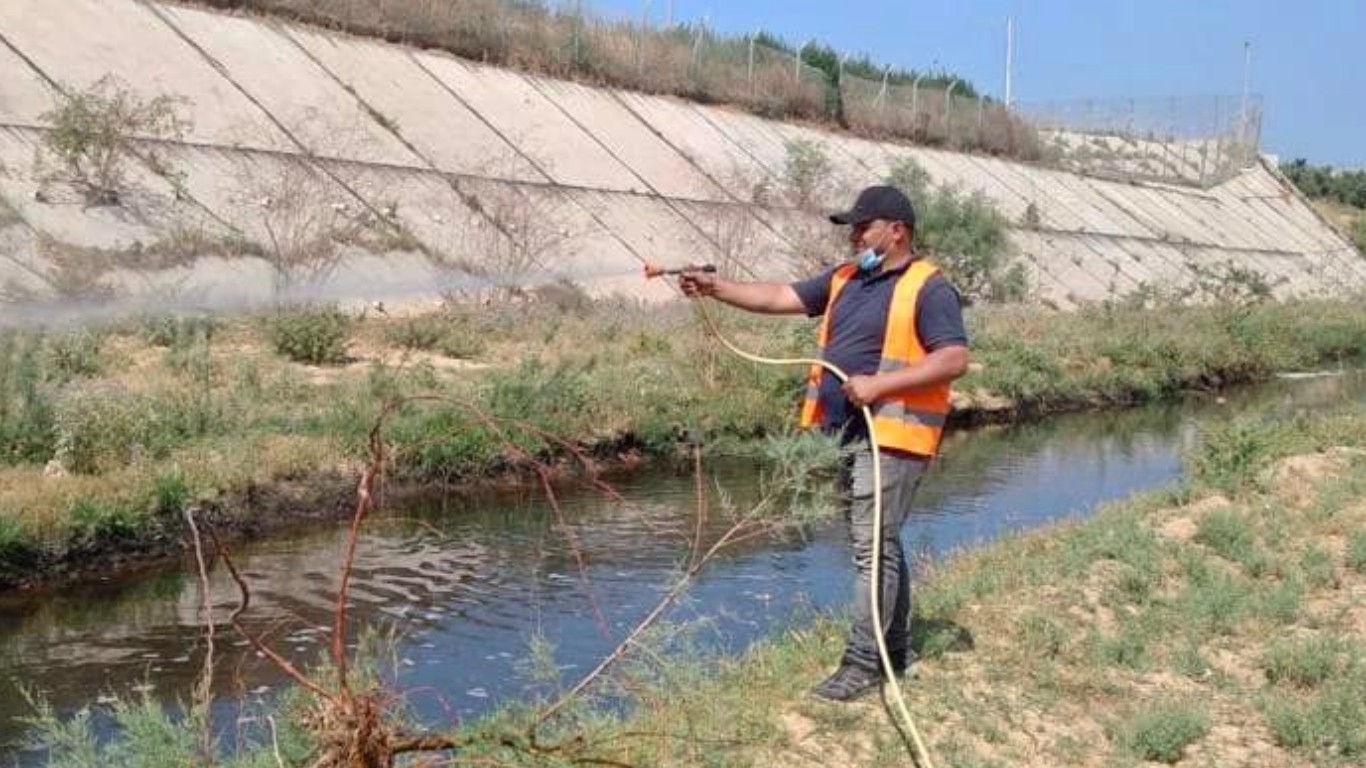 جانب من أعمال قسم الصحة والبيئة في بلدية البريج في رش مادة BTI