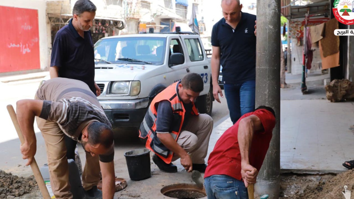 قسم المواصفات والمشاريع خلال أعمال معالجة وتصليح.