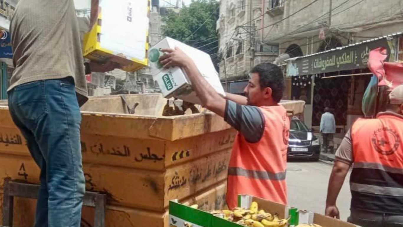 بلدية البريج بالتعاون مع وزارة الصحة وشرطة البلديات خلال الحملات المستمرة للتفتيش