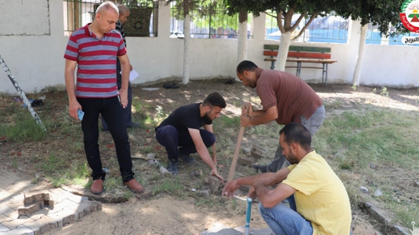 قسم المواصفات والمشاريع في البلدية يجري أعمال صيانة لممرات المشاة داخل المنتزه