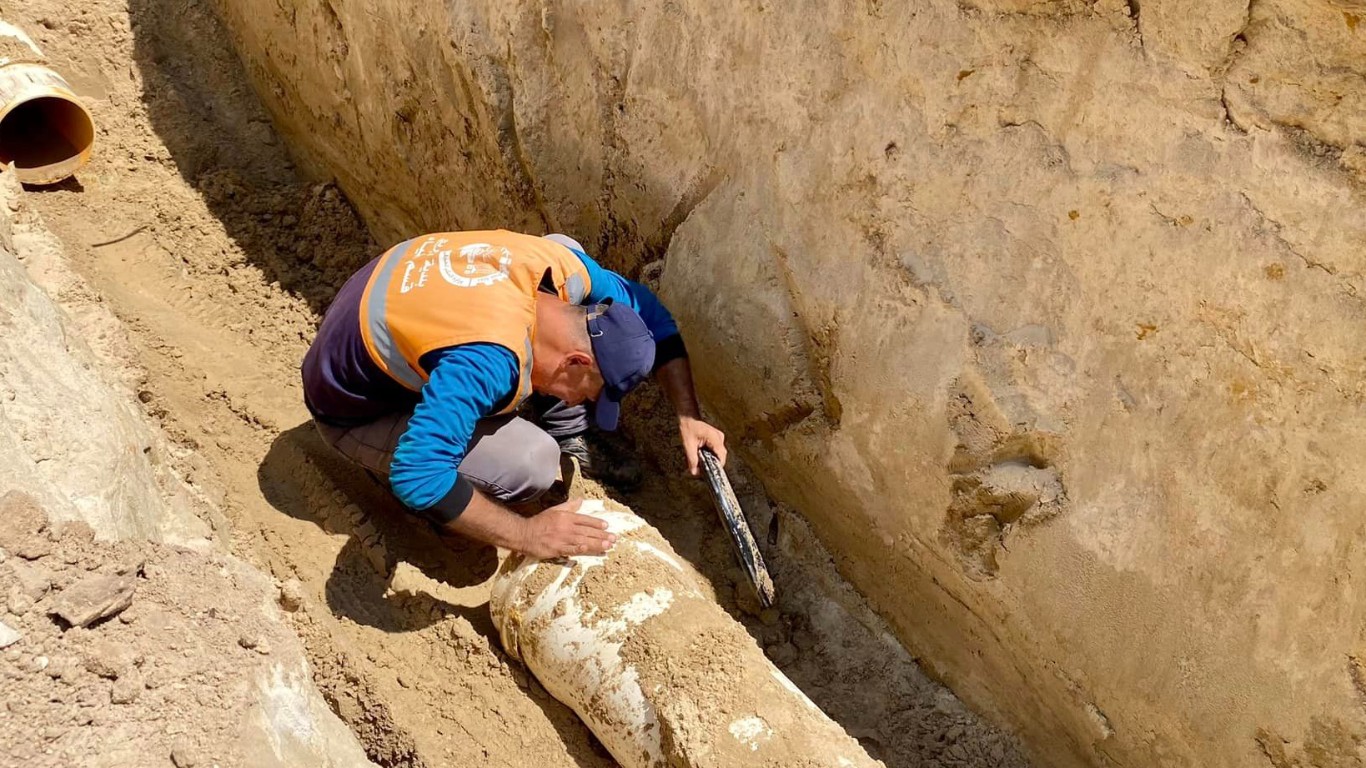  قسم المياه في بلدية البربج خلال صيانة خط مياه مكروت الرئيسي، الناقل إلى الشبكة