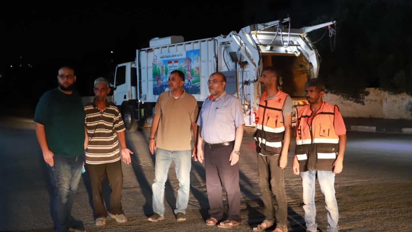 رئيس البلدية يجري جولة معايدة وتهنئة لصناع الجمال