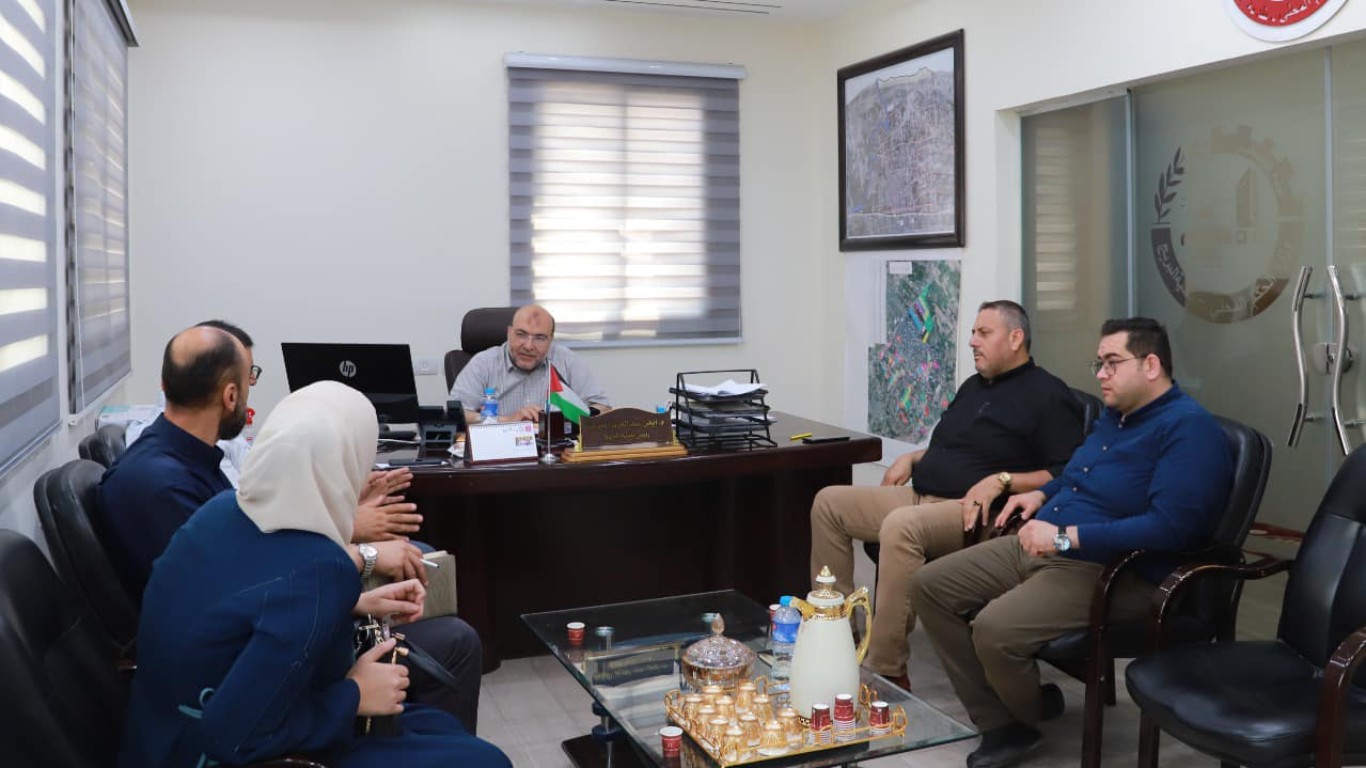 م. أيمن الدويك يستقبل وفداً من وزارة التنمية الاجتماعية،