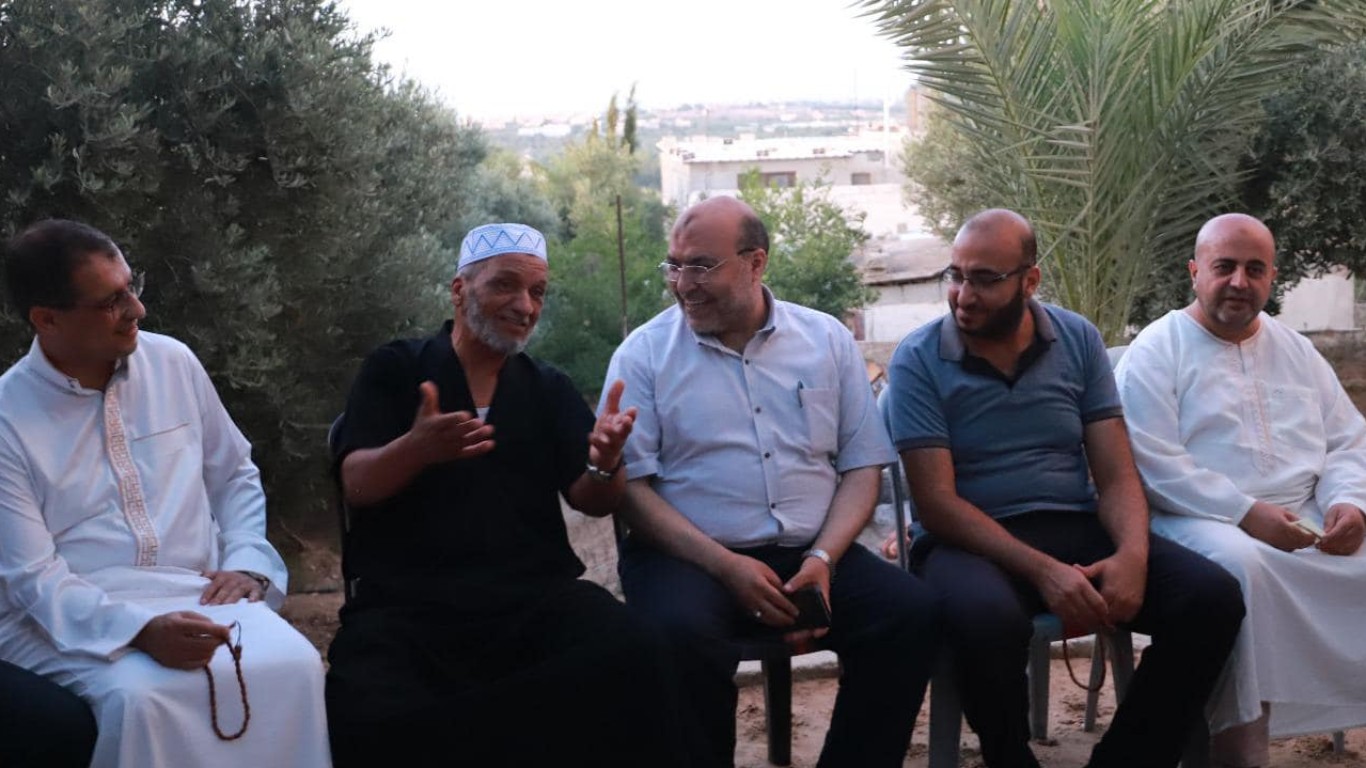 بلدية البريج تبدأ بزيارة حجاج بيت الله الحرام